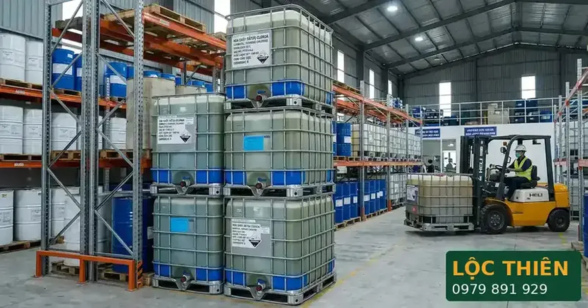 Kho chứa IBC FeCl₂ thực tế tại Hóa Chất Lộc Thiên — nguyên liệu Fe²⁺ cho quy trình Fenton khử màu azo
