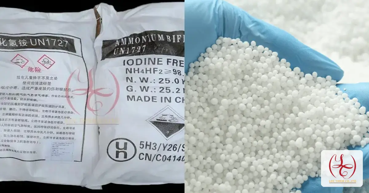 Bao 25 kg Amoni bifluorua (NH4HF2) có nhãn UN1727 và biểu tượng ăn mòn; bên phải là bàn tay đeo găng cầm hạt trắng của sản phẩm