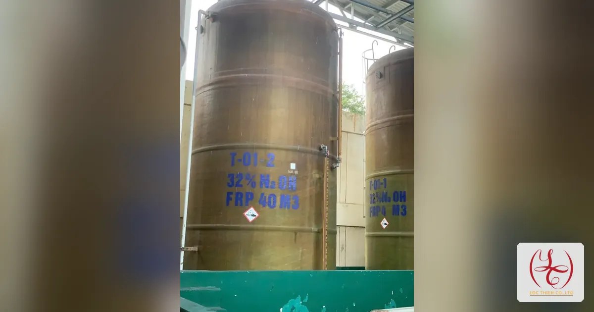 两个盛装氢氧化钠（烧碱）溶液的FRP储罐，带有腐蚀性危险标签