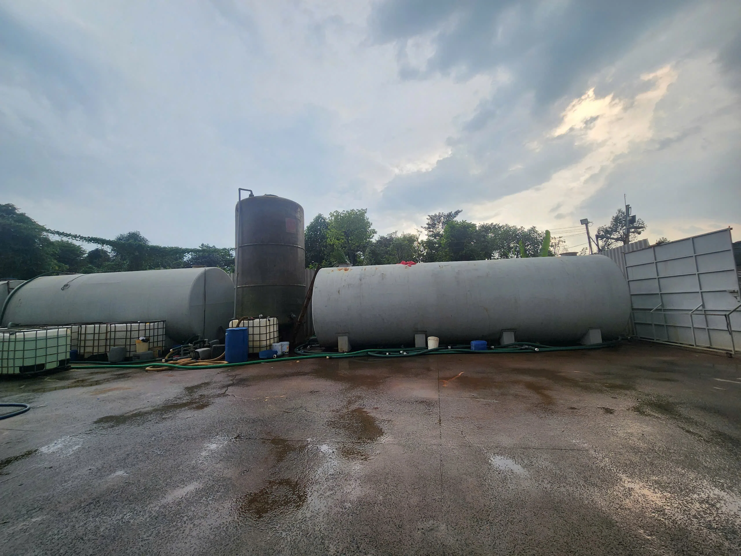 Bồn IBC chứa NaOH 50% tại kho bãi