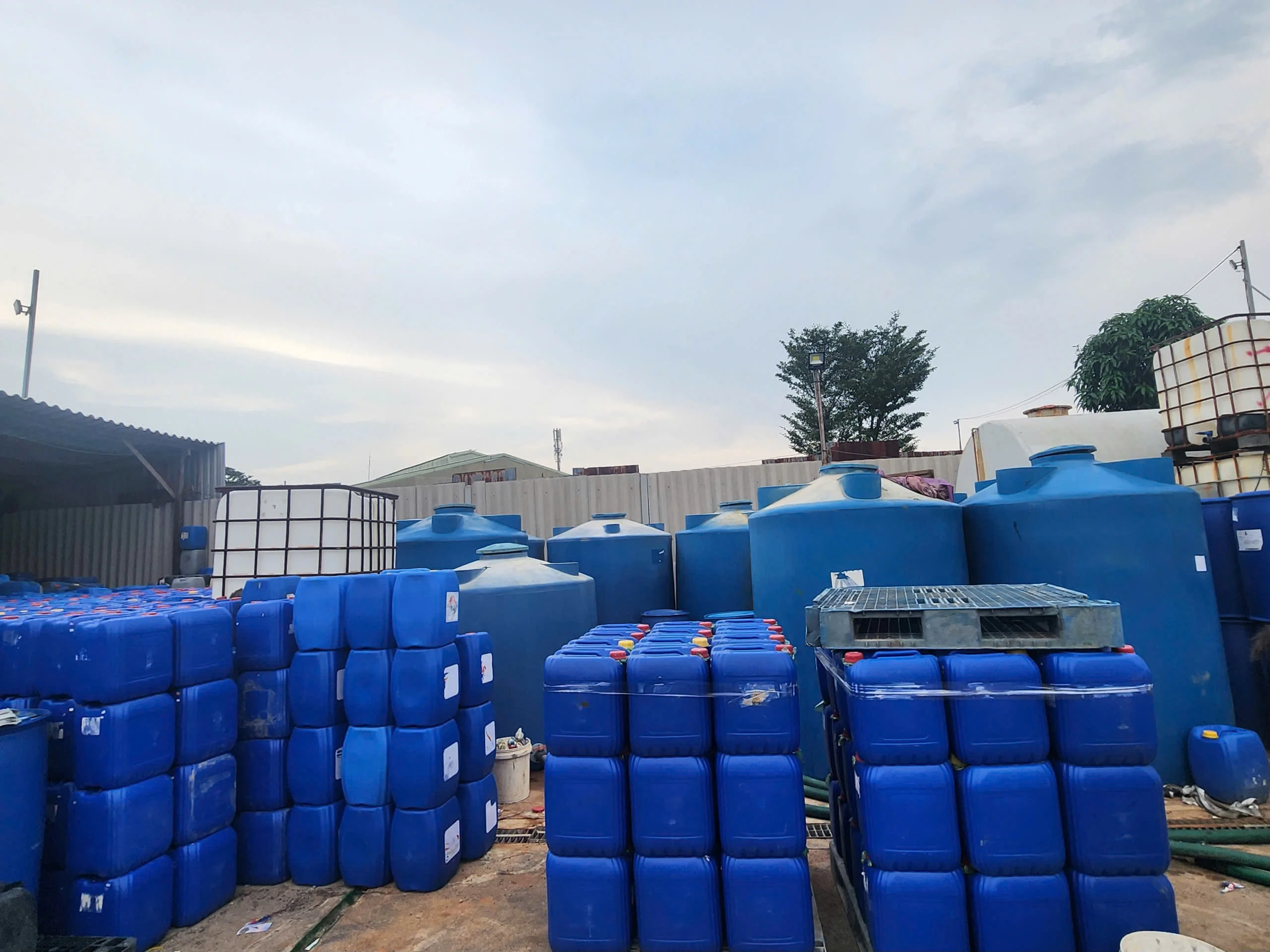 Pallet phuy và xe nâng NaOH 50%