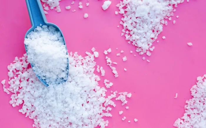 Xút vảy, hay còn gọi là Natri Hydroxide (NaOH)